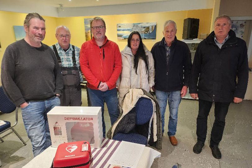 Michael Neuhaus (medic assist GmbH) sowie Vorstandsmitglieder des WSV bei der Einweisung in die Handhabung des Defibrillators.