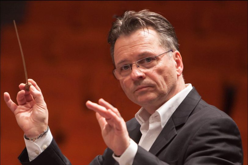 Totentanz und Himmelsreigen: im Bild: Dirigent Hans Jaskulsky.