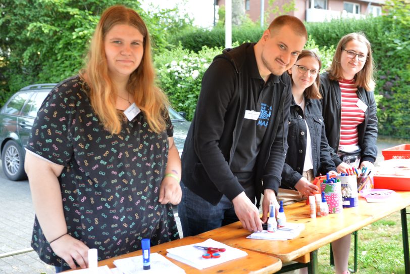 v.l. Dörte, Martin, Alyssa, Tatjans bereiten die Spiele für das Stadtteilfest rund um St. Michael vor.