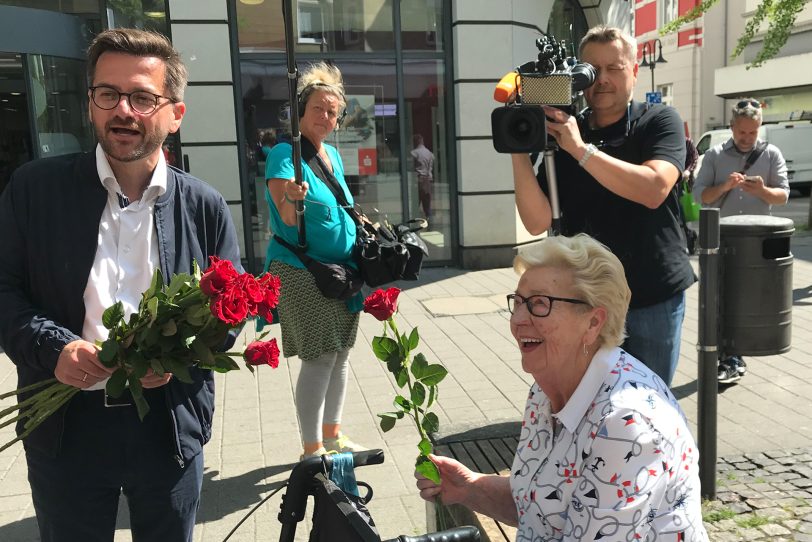 Thomas Kutschaty kam beim Straßenwahlkampf in Herne ins Gespräch mit Wählern.