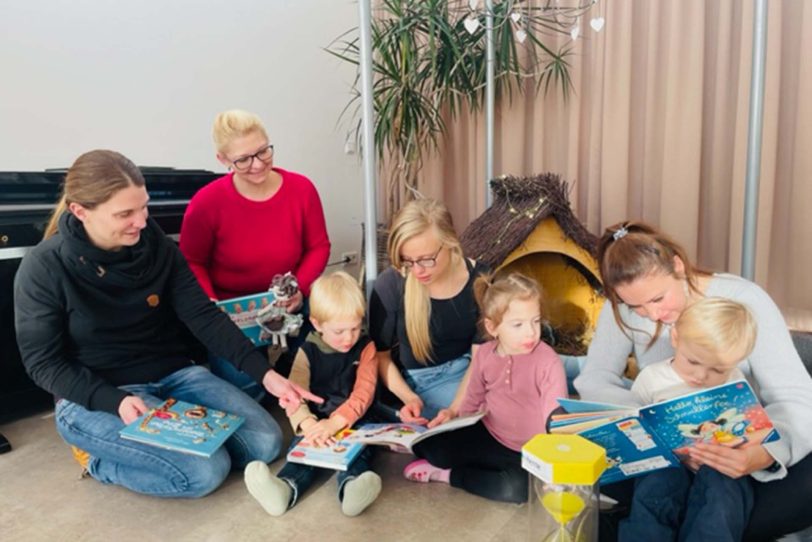 Arbeitskreis Zahngesundheit verschenkt in einer Weihnachtsaktion Bücher rund um das Thema Zähneputzen, Schnuller und Wackelzähne.