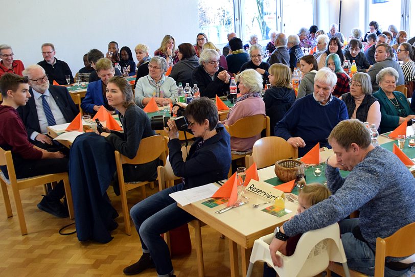 Im vollbesetzten Luthersaal gab es nach dem Gottesdienst ein Mittagessen in Büffettform sowie viele angeregte Gespräche und Begegnungen.