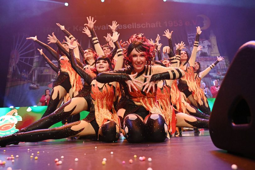 Die Showtanzgruppe Calypso bei der Prunksitzung der HeKaGe 2025.