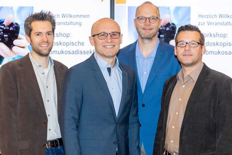 Dr. Viktor Rempel (2. v. l), Chefarzt der Klinik für Gastroenterologie des St. Anna Hospital Herne, vermittelte in einem Workshop gemeinsam mit seinem Tutorenteam die Anwendung des ESD-Verfahrens.