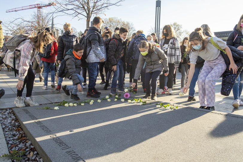 Gedenken an die Judenverfolgung und die Opfer in der Reichsprogromnacht 1938 in Herne (NW), am Dienstag (09.11.2021). Hier: Schülerinnen und Schüler legen am Shoah-Mahnmal am Kulturzentrum Rosen nieder.