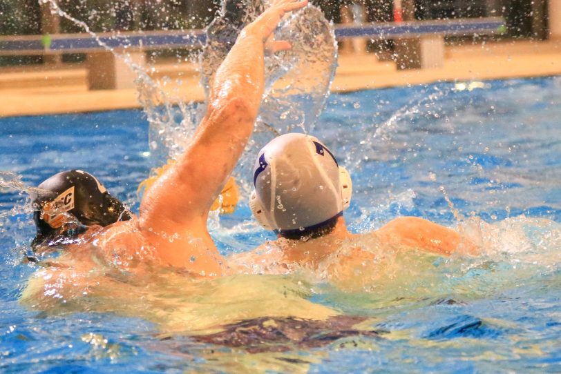 Zweikampf auf der Centerposition: DSC-Wasserballer am 6.5.2025 glücklos in Gladbeck