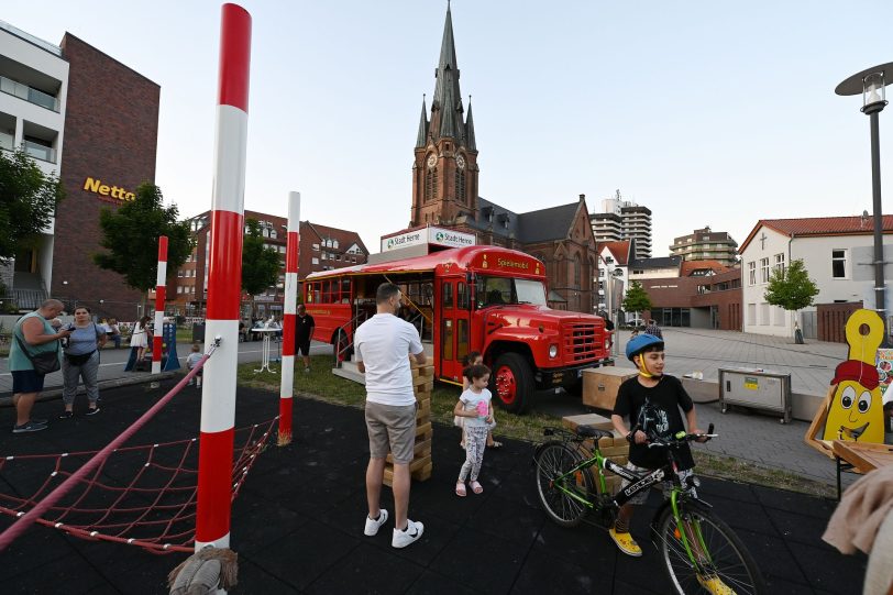 Spielemobil auf dem Vorplatz vor dem LWL-Museum