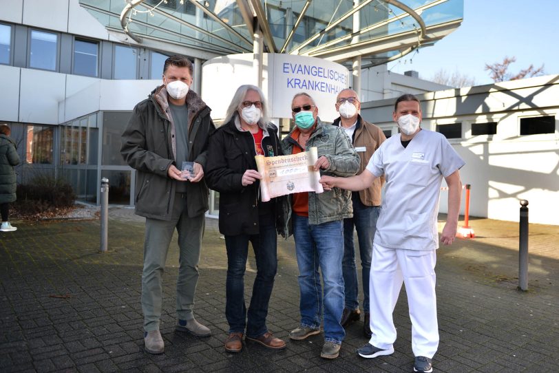 Die Mondritter spenden an die Palliativstation: (v.l.) Der Schirmherr des Vereins Thorsten Kinhöfer, Horst Schröder, Volker Lange, Pfarrer Frank Obenlüneschloß und Ingo Kronert.
