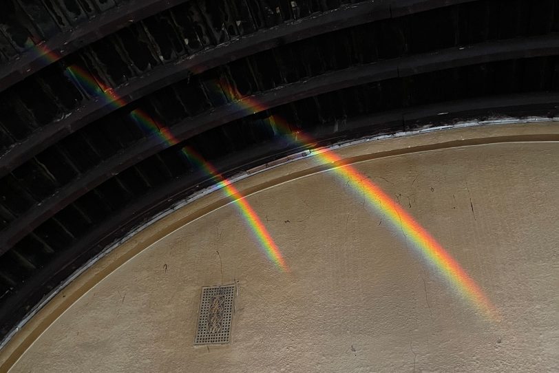 Das Phänomen Regenbogen wird hier buchstäblich beleuchtet.