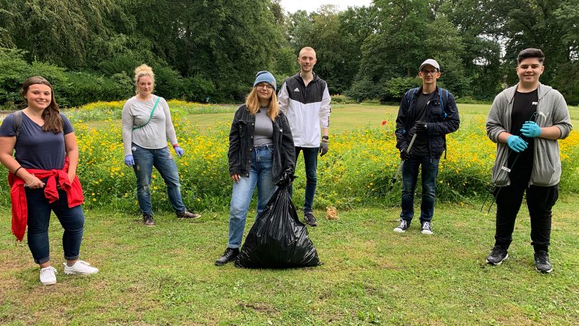 Die Jusos Herne sammelten Müll im Stadtgarten: (v.li.) Nadine Minervino, Melissa Przybyl, Miriam Bitter, Alexander Stahl, Artur Kurz, Berkan Gök.