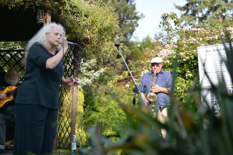 Schöne Wörter tummeln sich im Garten. Katja Seidich und Eckard Koltermann.