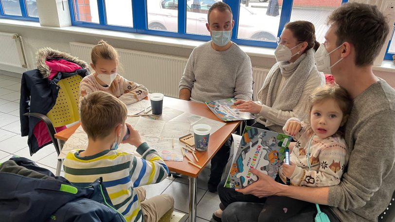 Mehrere Kinder waren beim Pressegespräch schon mit dem Ausmalen beschäftigt.