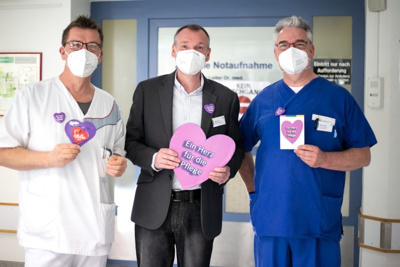 Pflegedienstleiter Heiko Dikau (M.) überreichte Aufmerksamkeiten an Pflegende. im Bild: Smajo Mujcic (Notaufnahme) und Markus Görtz (Intensivstation).
