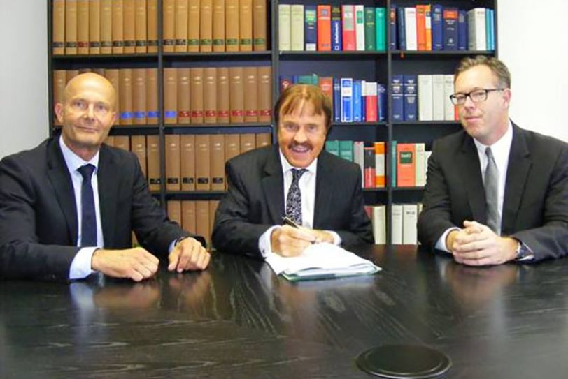 v.l.: Hans-Peter Esser, Horst Bartels (Nordfrost) und Christian Werner (RAG Montan Immobilien) bei der Vertragsunterzeichnung.