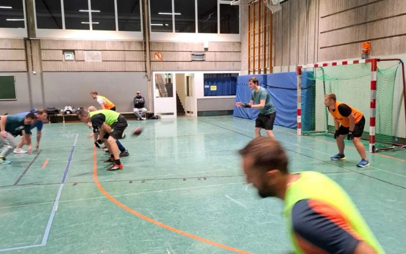 Der Trainingsauftakt vom neuen Tackle-Team der Black Barons in der Sporthalle der Realschule an der Burg.