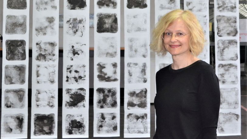 Die polnische Künstlerin in der Schwarzkaue vor ihrem großformatigen Monoprint auf Banner „Von der andere Seite“ aus dem Jahr 2019.