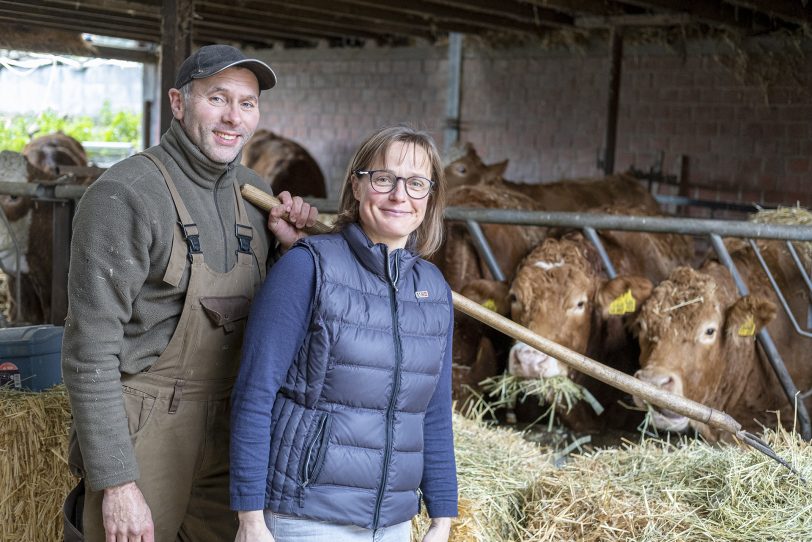 Landwirt Heinz Böckmann und Ehefrau Silke (beide 49), aus Holthausen versorgen täglich ihre Tiere im Stall.