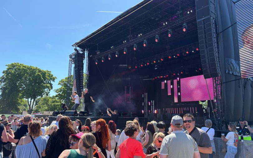 Fotos vom Mallorca-Festival "Crange Total" auf dem Kirmesplatz am Samstag (10.5.2025). Auf der Bühne Neon
