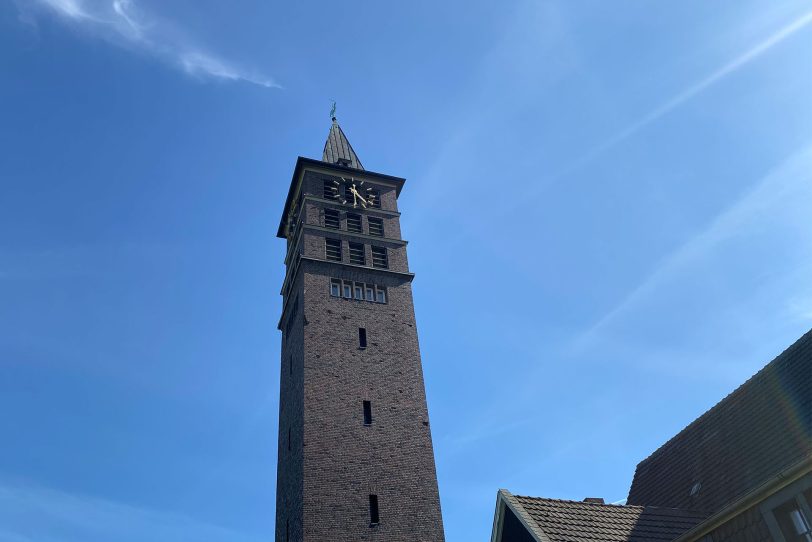 Der Kirchturm der Zwölf-Apostel-Kirche mit denkmalgeschützter Glocke soll erhalten bleiben.