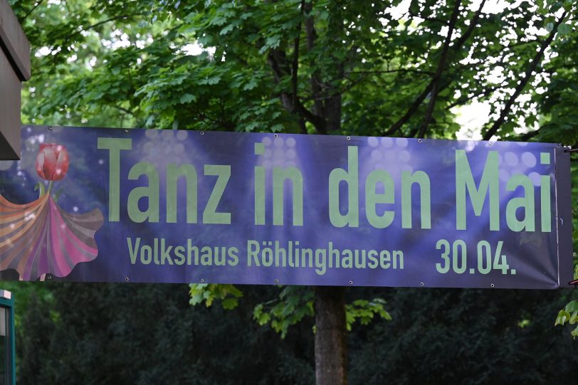 Ein Banner am Volkshaus kündigt den Tanz in den Mai an.