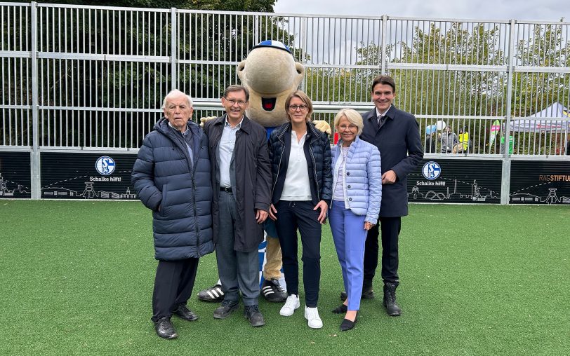 Der neue Bolzplatz &quot;Friedrich der Große&quot; wurde mit einem Quartiersfest an der Sackgasse der Scharnhorststraße im Feldherrenviertel in Horsthausen am Freitag (2.10.2024) offiziell eröffnet. Die RAG-Stiftung und die Stiftung &quot;Schalke hilft&quot; haben die Kosten getragen. Mit dabei waren (v.li.) S04-Ehrenpräsident Gerd Rehberg, OB Dr. Drank Dudda, Schalke-Maskottchen Erwin, Christina Rühl-Hamers (S04 Finanzvorständin), Bärbel Bergerhoff-Wodopia (Vorstand RAG-Stiftung) und Prof. Uli Paetzel, Vorstandsvorsitzender der Emschergenossenschaft.