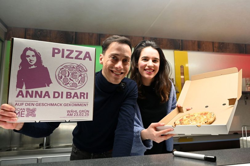 Anna di Bari (rechts) und Tim Achtermeyer backen Pizza beim Zukunftsfest am Circus Schnick-Schnack.