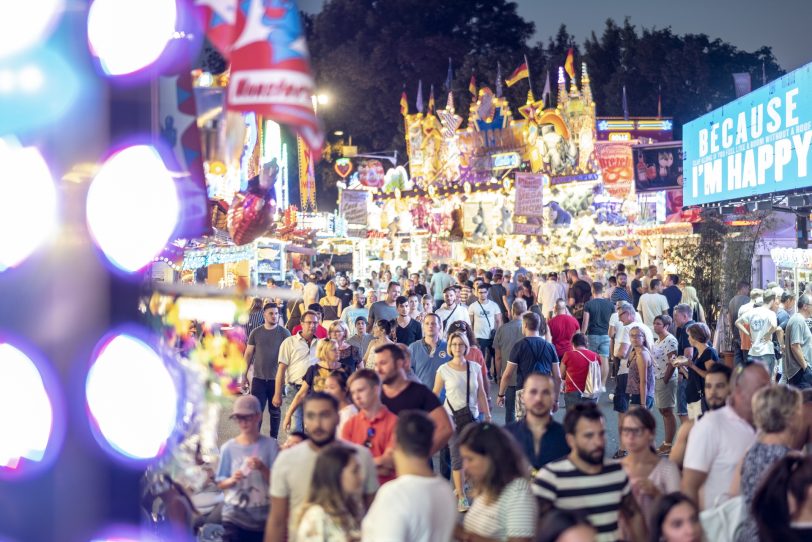 Alles blinkt und alles dreht sich - sehr zur Freude der Kirmes-Fans.