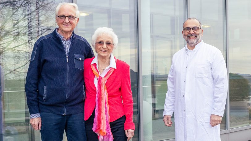 Konnten ihre Goldene Hochzeit feiern: Patientin Marianne Spaan (m.) mit ihrem Ehemann Wilhelm Spaan (l.) und Dr. Nurettin Albayrak (r.), Chefarzt der Klinik für Allgemein- und Viszeralchirurgie des St. Anna Hospital.