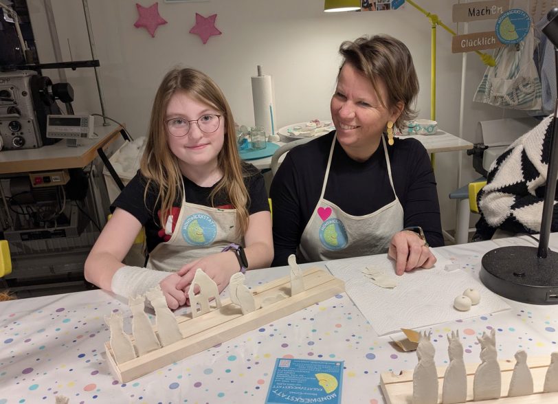 Trotz der vielen Arbeit bleibt der Spaß nicht auf der Strecke. v.l. Lia und Inka.
In der Mondwerkstatt von Wanne-Eickel fand im Dezember ein Konspirativer Krippen-Workshop unter der Anleitung von Inka Klein-Heidicker statt.