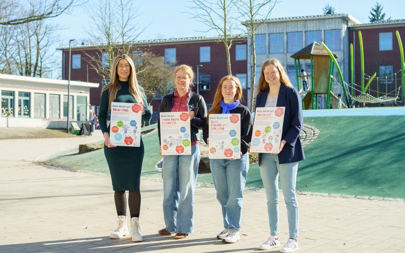 Die Stadt Herne und das Deutsche Kinderhilfswerk haben am Stadtteilzentrum H2Ö den Kinderrechtepfad eröffnet. An mehreren Stellen sind Tafeln angebracht, auf denen die Rechte spielerisch und einfach nachgelesen werden können. Die Schilder präsentieren (v.li.) Stadträtin Stephanie Jordan, Kirsten Wietoska (Leiterin Fachbereich Kinder-Jugend-Familie), Nadine Grichel (Teamleiterin Jugend- und Freizeitstätten) und Aniko Schwarz (Deutsches Kinderhilfswerk).