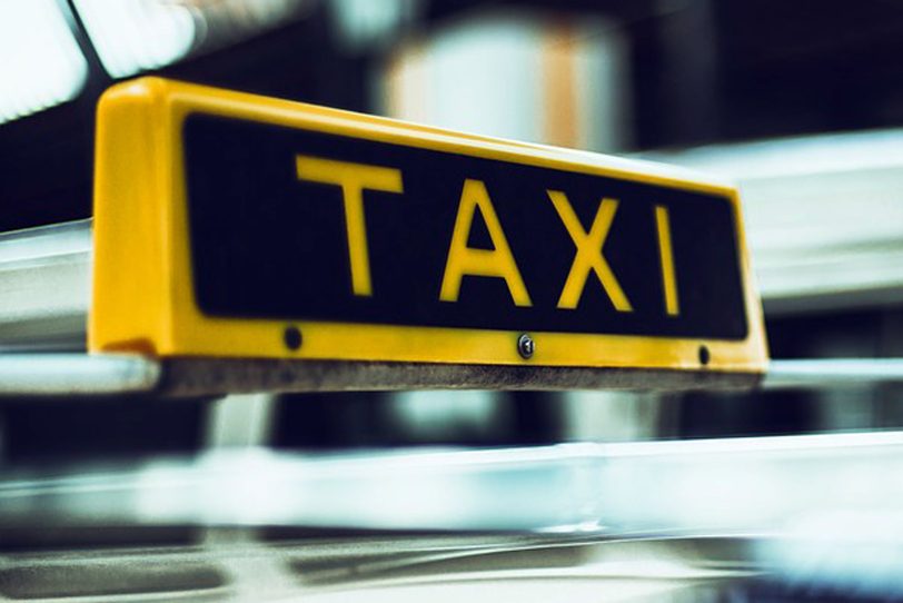 Wer als bedürftiger Über-80-Jähriger ein Taxi zum Impfzentrum braucht, wird von der Stadt finanziell unterstützt.