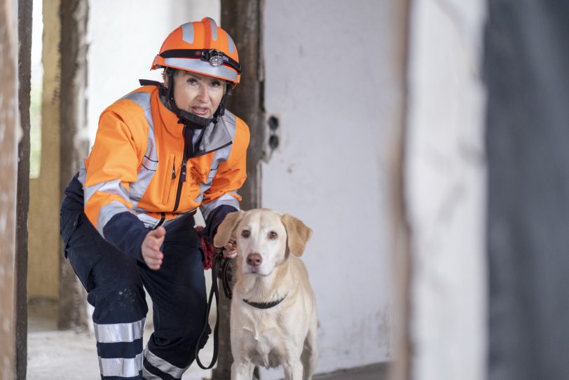 Hundeführerin und Ausbilderin Susann Waydhas mit der elfjährigen Labradorhündin Kira.