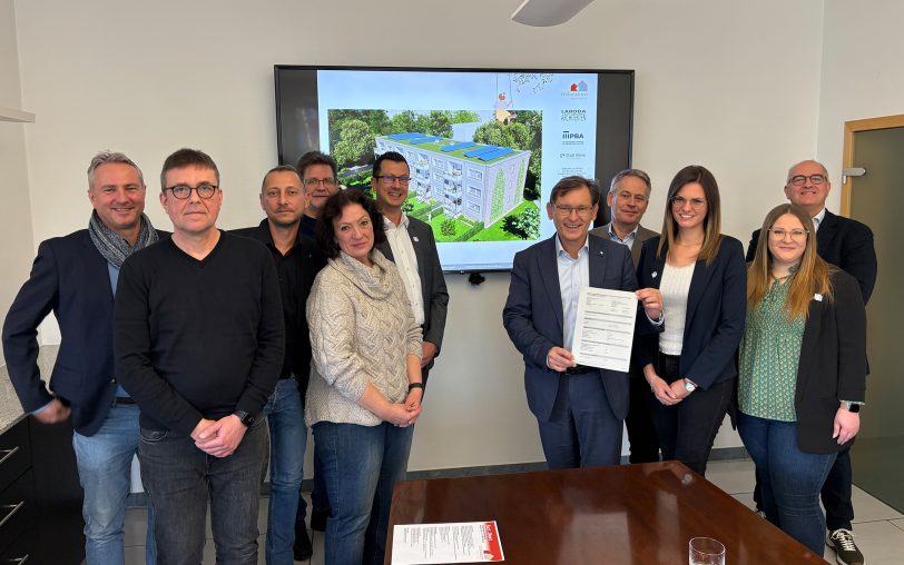 Die Pläne für eine energetische Sanierung der zwei Mehrfamilienhäuser an der Semlerstraße 7-9 der Wohnstätten Wanne-Eickel eG wurden am Montag (1.12.2025) vorgestellt. Mit dabei unter anderem der Vorstand Andreas Berger (6.v.l.) und Tatjana Schmutzler (3.v.r.) sowie OB Dr. Frank Dudda, der den Förderbescheid überreichte.