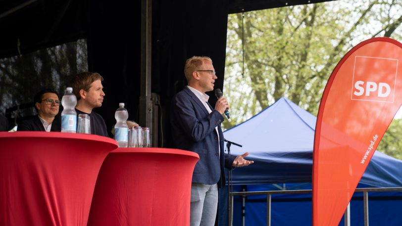 Das SPD-Familienfest am Sonntag (7.5.2023) im Schlosspark Strünkede. Im Bild (v.li.) der Landtagsabgeordnete Alexander Vogt, SPD-Generalsekretär Kevin Kühnert und der Herner SPD-Chef Hendrik Bollmann.