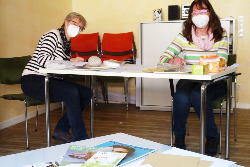 v.l. Die Koordinatorinnen Karola Rehrmann und Anja Schröder versendeten vor Seminarbeginn einen Brief mit Kursmaterial an alle 20 Teilnehmerinnen.