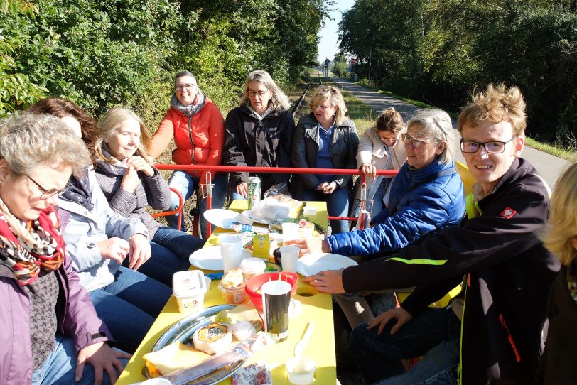 Frühstück auf der Grenzlanz-Draisine: Das Team der Palliativstation im EvK machte einen Ausflug nach Kranenburg.