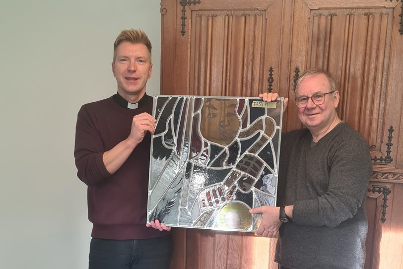 Freude über das Kirchenfenster (v.l.): Pfarrer Dr. Nils Petrat und Joachim Król.