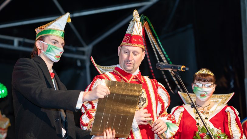 v.l. Adjudant Jan-Malte, Prinz Frank I. und Prinzessin Kersti I. bei der Proklamation 2021 im Autokino.