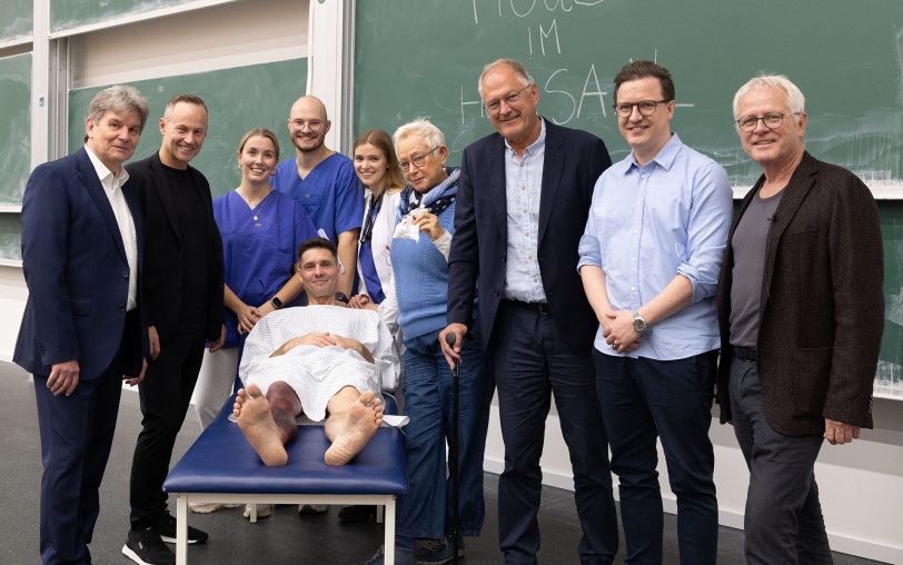 Prof. Dr. Thorsten Schäfer (li.), Studiendekan der Medizinischen Fakultät der Ruhr-Universität Bochum, Prof. Dr. Xenofon Baraliakos (2. v. l.), Ärztlicher Direktor des Rheumazentrum Ruhrgebiet, und Priv.-Doz. Dr. Dr. Philipp Sewerin (2. v. r.), Oberarzt des Rheumazentrum Ruhrgebiet und inhaltlicher Organisator der Lehrveranstaltung, freuten sich, dass das Ensemble rund um Prof. Dr. Bernhard Manger der Friedrich-Alexander-Universität Erlangen-Nürnberg (re.) und Prof. Dr. Markus Gaubitz aus Münster (3. v. r.) für die interaktive Veranstaltung „House im Hörsaal“ an der Ruhr-Universität zu Gast war.