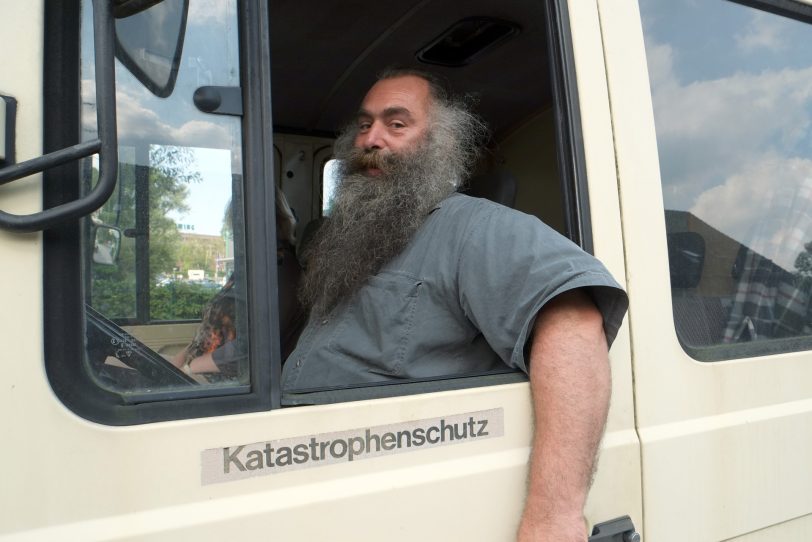 Kirmesoldtimer fahren von Bochum zum Cranger Kirmesplatz