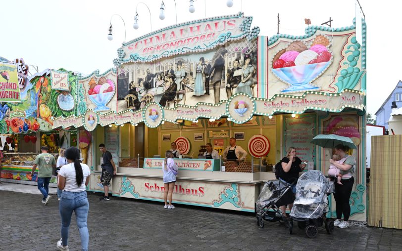 Der Stand von der Schmalhaus Eiskonditorei auf der Cranger Kirmes 2024: Zuvor gab es den Award 