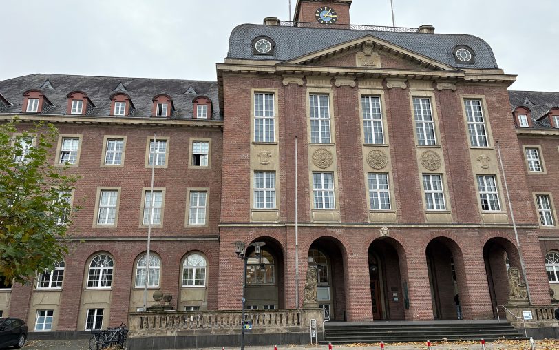 Das Rathaus und insbesondere der Kämmerer Marc Alexander Ulrich muss sparen: 2026 wird die Stadt 126 Mio. Euro Minus machen, bis zur Haushaltsgenehmigung im Dezember 2025 müssen noch rund 16 Mio. Euro 