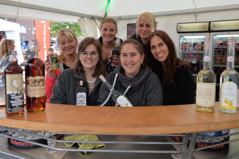 1. Tag der Wanner Mondnächte - Mitarbeiterinnen am Stand der Alten Drogerie.