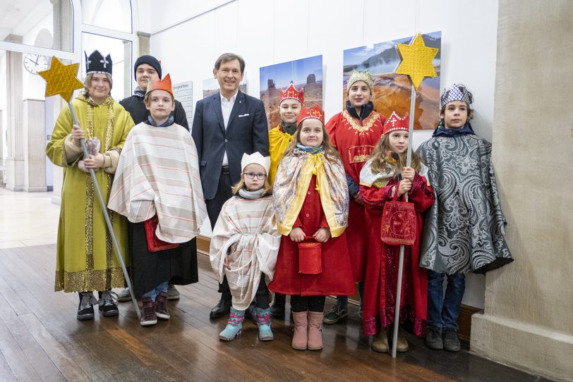 Sternsinger der katholischen Kirchengemeinde St. Joseph aus Herne-Horsthausen besuchen am Montag (06.01.2020) Oberbürgermeister Frank Dudda im Rathaus.