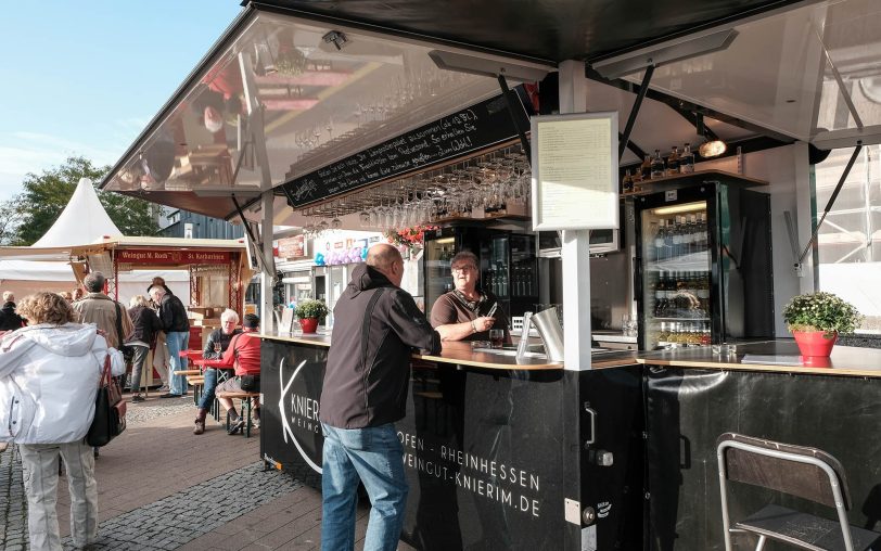 Besucher des Winzermarktes.