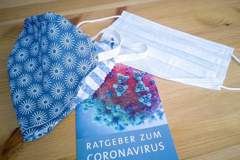 Zwei Masken zum Schutz vor dem Corona-Virus liegen auf einem Tisch. Aufnahme in Herne (NW), vom Mittwoch (21.04.2020).