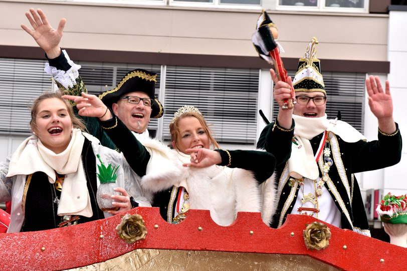 Der Rosenmontagszug am Robert-Brauner-Platz.