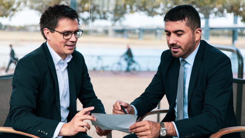 Die SPD-Landtagsabgeordneten Alexander Vogt (l.) und Serdar Yüksel bieten eine gemeinsame Bürgersprechstunde an.