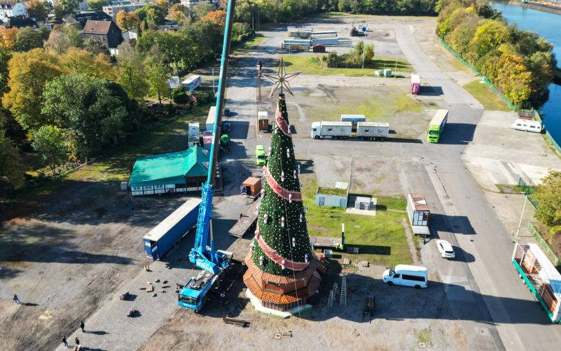 Blick mit einer Drohne von weit oben: Der Baum steht, der Kran kann Feierabend machen. Zusammengesetzt wurde er am Mittwoch (23.10.2024).