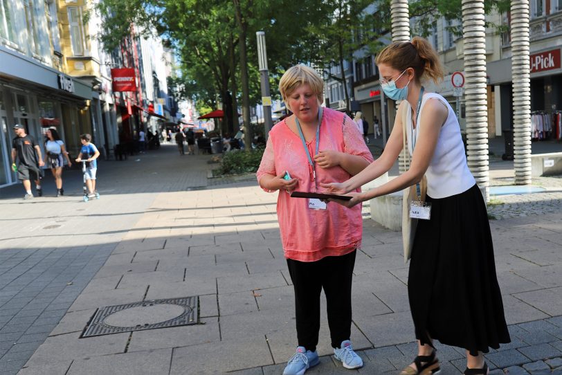 v.l. Pia Bruchhage, Julia Brüggeman: Stolperfalle in der Innenstadt. Pia Bruchhage empfindet die aus dem Pflaster ragenden Steine als besondere Gefahr für Passanten.